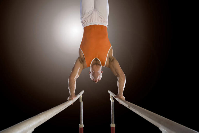 西方人,一个人,运动员,横图,室内,白天,正面,运动服,锻炼,运动,双杠,欧洲,欧洲人,仅一个男性,仅一个人,撑,倒立,阴影,黑色背景,服装,光线,影子,灯光,注视,运动器械,仅一个年轻男性,衣服,观察,看,健身器械,摄影,服饰,影棚,观看,察看,撑着,衣着,穿着,关注,健身器材,衣饰,体育,男人,男性,年轻男性,白种人,体育运动员,运动选手,半身,彩图,影棚拍摄,健身,拍摄,运动器材,运动装