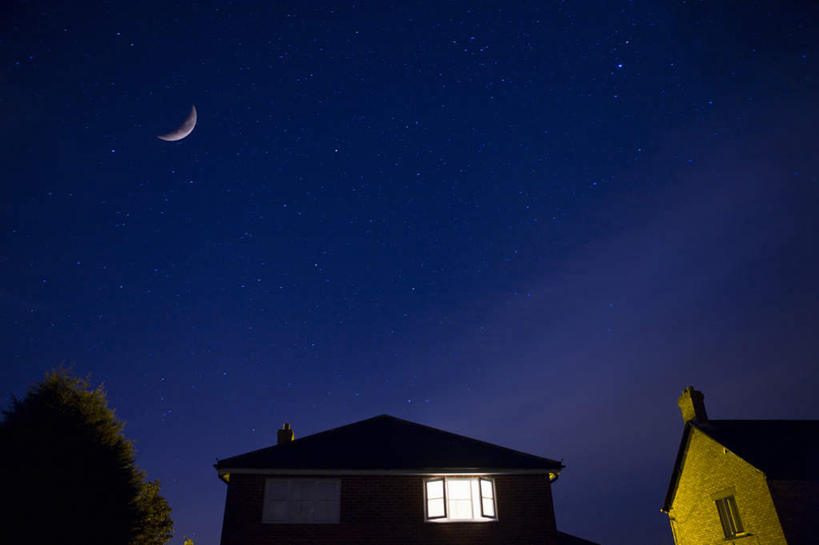 无人,家,横图,室外,夜晚,仰视,植物,英国,欧洲,阴影,光线,影子,房屋,屋子,月亮,灯光,月光,楼房,英格兰,住宅,树,树木,蓝色,绿色,蓝天,天空,自然,天,生长,晴朗,成长,明亮,西欧,大不列颠,大不列颠及北爱尔兰联合王国,万里无云,皎洁,大不列颠联合王国,日不落英帝国,英吉利,萨默塞特郡,萨默塞特,晴空,晴空万里,彩图,低角度拍摄,房子