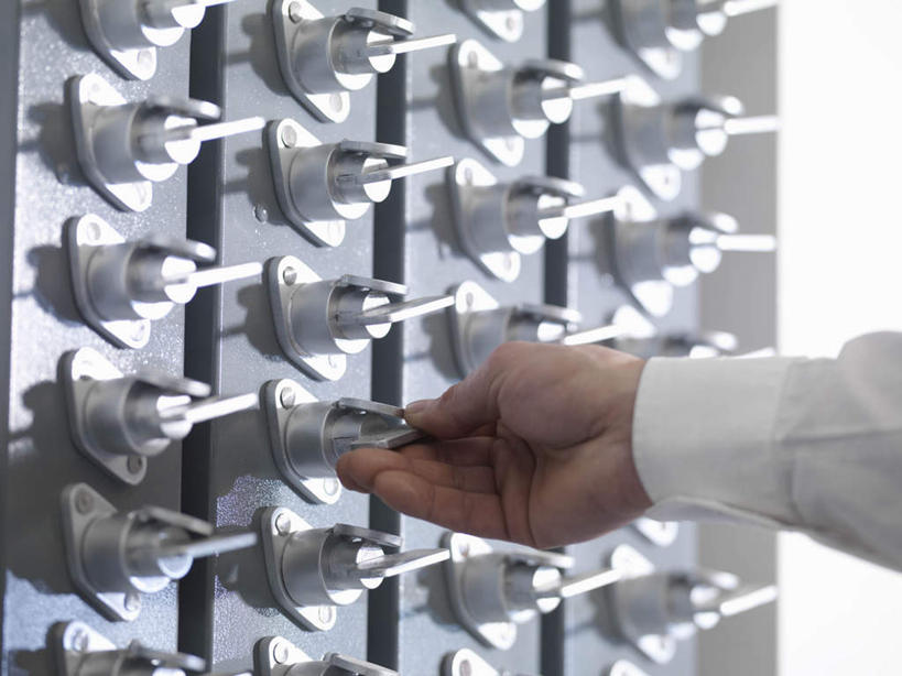 西方人,手,一个人,横图,室内,特写,白天,正面,零件,技术,电路,欧洲,欧洲人,仅一个男性,仅一个人,仅一个中年男性,一排,关闭,握,环保,整齐,并列,并排,科学,拿,拿着,旋转,开关,排列,按钮,打开,手部,发电站,握着,能源,单手,回收,资源,开启,队列,能量,平行,热量,利用,低碳,扭转,循环,闭合,持续,地热能,热能,天然热能,地热电站,地热发电站,男人,男性,中年男性,白种人,半身,彩图