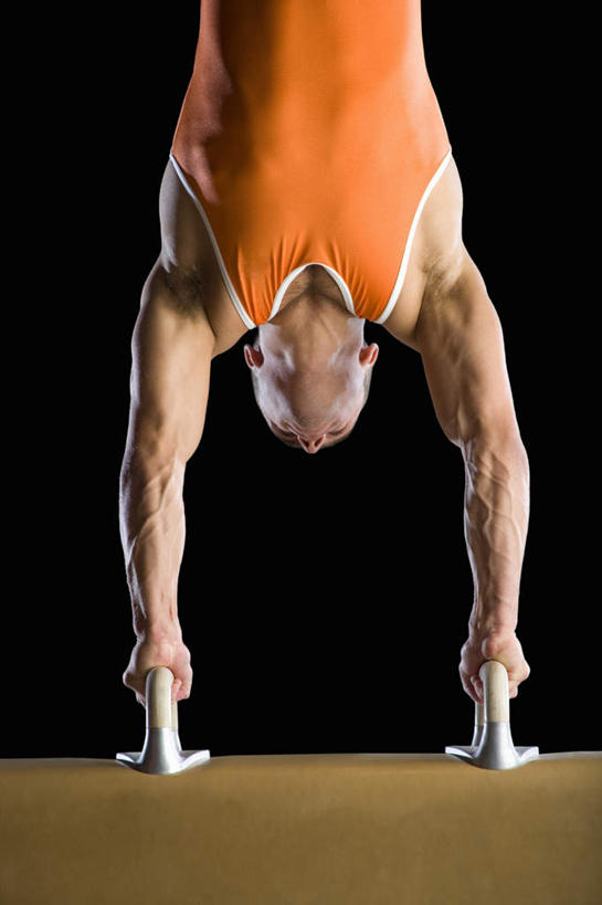 西方人,一个人,运动员,竖图,室内,白天,正面,运动服,锻炼,运动,鞍马,欧洲,欧洲人,仅一个男性,仅一个人,撑,倒立,握,黑色背景,服装,体操,注视,仅一个年轻男性,衣服,观察,看,活力,握着,摄影,服饰,影棚,观看,察看,撑着,优美,衣着,穿着,关注,衣饰,鞍马运动,体育,男人,男性,年轻男性,白种人,体育运动员,运动选手,半身,彩图,影棚拍摄,健身,拍摄,运动装