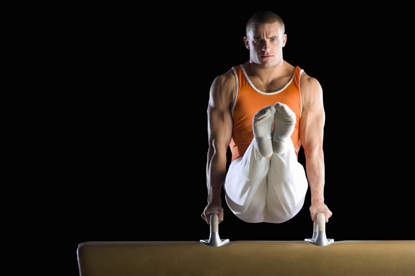 西方人,一个人,运动员,横图,室内,白天,正面,运动服,锻炼,运动,鞍马,欧洲,欧洲人,仅一个男性,仅一个人,撑,握,黑色背景,服装,体操,注视,仅一个年轻男性,衣服,观察,看,活力,握着,摄影,服饰,影棚,观看,察看,撑着,优美,衣着,穿着,关注,衣饰,鞍马运动,体育,男人,男性,年轻男性,白种人,体育运动员,运动选手,彩图,全身,影棚拍摄,健身,拍摄,运动装