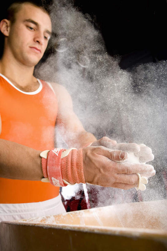 西方人,一个人,运动员,站,竖图,室内,白天,正面,运动服,金属制品,欧洲,欧洲人,仅一个男性,仅一个人,握,黑色背景,服装,金属,护腕,拿,拿着,注视,仅一个年轻男性,一个,衣服,容器,观察,看,站着,橘色,握着,摄影,服饰,影棚,单个,观看,储藏,铁盒,察看,衣着,储存,穿着,关注,防滑,碳酸镁,体操服,衣饰,男人,男性,年轻男性,白种人,体育运动员,运动选手,站立,半身,彩图,影棚拍摄,拍摄,半体服,吸汗,运动镁粉,防滑镁粉,防滑粉,贮存,运动装