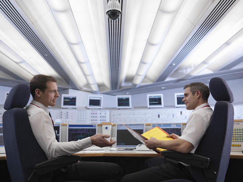 西方人,两个人,伙伴,朋友,坐,说,横图,室内,白天,侧面,工作服,制服,讨论,友谊,合作,团队,显示器,技术,桌面,桌子,椅子,照明,欧洲,欧洲人,握,环保,科学,木制,材料,档案,屏幕,文件,墙,灯光,拿,拿着,注视,显示屏,顶灯,墙壁,墙面,灯,木制品,资料,灯具,观察,看,发电站,战略,搭,握着,能源,观看,照亮,回收,资源,察看,照明设备,搭着,关注,文档,能量,热量,利用,低碳,输出设备,循环,联合,合谋,工作制服,持续,地热能,热能,天然热能,地热电站,地热发电站,交流,配合,协作,男人,男性,年轻男性,白种人,沟通,讲话,交谈,商讨,说话,谈话,坐着,半身,彩图,工作套服