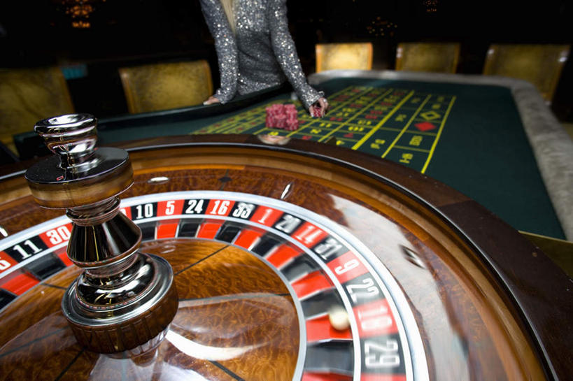 西方人,一个人,站,横图,室内,白天,正面,游戏,赌博,贪欲,竞争,桌面,桌子,欧洲,欧洲人,仅一个年轻女性,仅一个女性,仅一个人,一堆,许多,撑,握,堆叠,堆积,服装,木制,墙,很多,拿,玩,拿着,休闲装,娱乐,刺激,墙壁,墙面,衣服,木制品,站着,休闲,休闲服,握着,筹码,赌场,服饰,活动,堆,轮盘,计数,撑着,发泄,消遣,智力,赌具,博彩,积累,累积,投机,侥幸,欲望,宣泄,筹马,轮盘赌,记数,年轻女性,女人,女性,白种人,玩耍,嬉戏,站立,半身,彩图,胜负,输赢,娱乐场