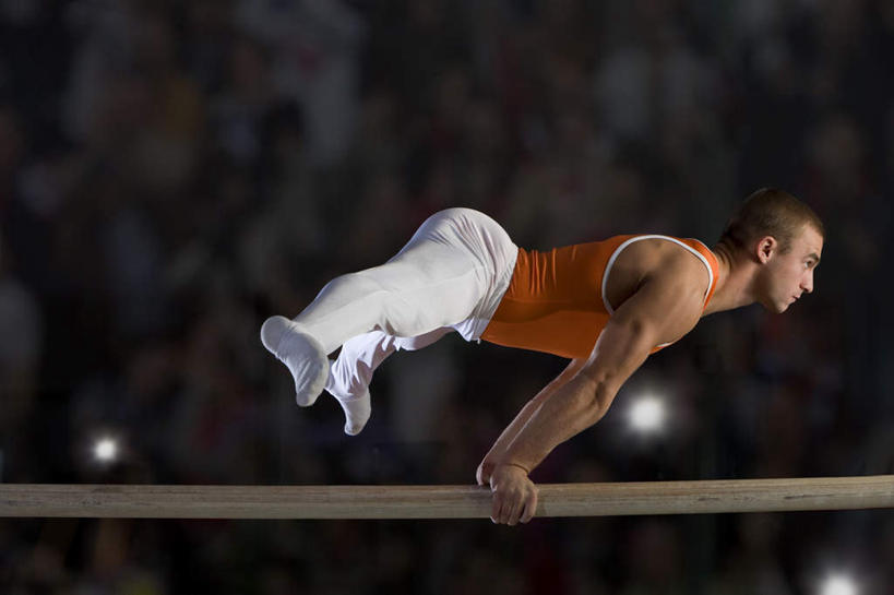 西方人,一个人,运动员,体育馆,运动场,横图,室内,白天,侧面,运动服,锻炼,运动,双杠,欧洲,欧洲人,仅一个男性,仅一个人,撑,握,服装,体操,拿,拿着,注视,运动器械,体育场,仅一个年轻男性,衣服,观察,看,橘色,健身器械,活力,握着,服饰,观看,张开双腿,察看,撑着,优美,衣着,穿着,关注,健身器材,体操服,自由体操,运动馆,衣饰,展开双腿,体育,男人,男性,年轻男性,白种人,体育运动员,运动选手,彩图,全身,健身,半体服,运动器材,伸展双腿,运动装