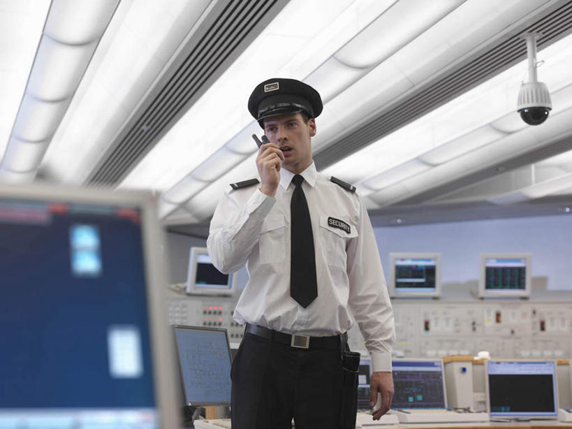 西方人,一个人,站,说,横图,室内,白天,正面,工作服,制服,通讯,显示器,技术,帽子,照明,欧洲,欧洲人,仅一个男性,仅一个人,握,环保,朦胧,模糊,科学,屏幕,墙,灯光,拿,移动,拿着,注视,通讯设备,显示屏,顶灯,墙壁,墙面,灯,仅一个年轻男性,一个,灯具,观察,看,站着,发电站,握着,通信,军帽,能源,单个,观看,对讲机,照亮,回收,资源,察看,照明设备,关注,能量,热量,利用,低碳,输出设备,循环,一顶,工作制服,持续,地热能,热能,天然热能,地热电站,地热发电站,交流,男人,男性,年轻男性,白种人,沟通,讲话,交谈,说话,谈话,通话,站立,半身,彩图,工作套服