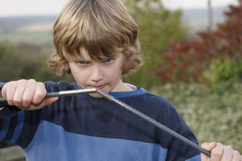 西方人,儿童,脸,头,脸颊,手,头发,一个人,站,横图,室外,特写,白天,正面,纯洁,草地,草坪,植物,金属制品,欧洲,欧洲人,双手,仅一个男性,仅一个人,一根,握,咬,阴影,服装,朦胧,模糊,光线,金属,影子,云,云朵,拿,云彩,拿着,注视,休闲装,肩膀,草,树,树木,小孩,衣服,蓝色,绿色,白云,蓝天,天空,阳光,自然,天,观察,看,站着,仅一个小孩,休闲,手部,休闲服,金色,铁杆,可爱,童年,童趣,握着,服饰,生长,晴朗,成长,观看,咬着,察看,关注,童真,烂漫,无邪,天真,男孩,男人,男性,白种人,孩子,头部,卷发,脸部,脸蛋,面部,晴空,站立,半身,彩图,短发,男生