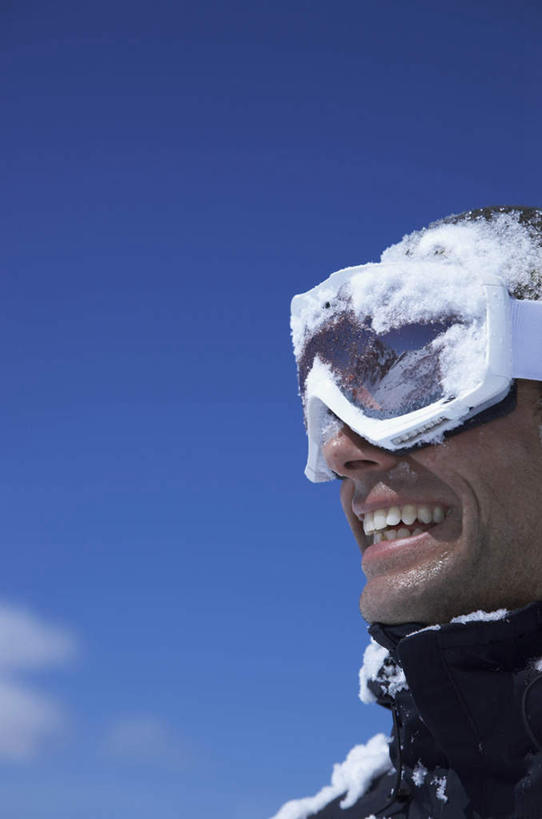 西方人,脸,头,脸颊,一个人,笑,微笑,露齿笑,竖图,室外,特写,白天,仰视,安全,欧洲,欧洲人,仅一个男性,仅一个人,仅一个中年男性,服装,眼镜,云,云朵,防护,云彩,注视,肩膀,衣服,蓝色,白云,蓝天,天空,天,观察,看,温暖,服饰,晴朗,观看,保暖,护目镜,保护,察看,御寒,关注,滑雪镜,保险,滑雪服,保全,周全,安稳,安定,安全防护眼镜,竞技服,旅游服,冬装,平安,男人,男性,中年男性,白种人,头部,脸部,脸蛋,面部,晴空,半身,彩图,低角度拍摄,雪镜,防护眼镜