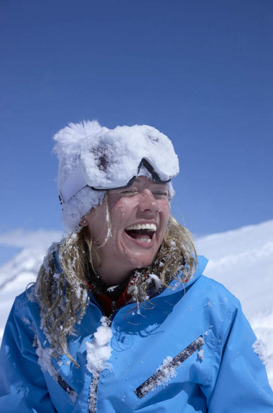 西方人,一个人,站,笑,微笑,露齿笑,竖图,室外,白天,正面,安全,雪,大雪,帽子,欧洲,欧洲人,仅一个女性,仅一个人,服装,眼镜,积雪,雪景,冬季,冬天,防护,注视,衣服,蓝色,蓝天,天空,天,观察,看,站着,仅一个中年女性,温暖,寒冷,服饰,晴朗,观看,保暖,护目镜,保护,察看,御寒,关注,滑雪镜,保险,滑雪服,万里无云,保全,周全,安稳,安定,棉帽,严寒,安全防护眼镜,竞技服,旅游服,冬装,平安,女人,女性,中年女性,白种人,晴空,晴空万里,站立,半身,彩图,雪镜,防护眼镜