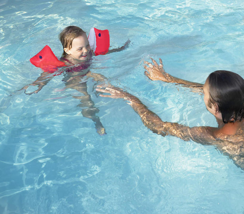 游泳,西方人,儿童,两个人,家庭,母亲,儿子,游泳池,伸展双臂,横图,俯视,室外,白天,纯洁,水,欧洲,欧洲人,波纹,救生圈,塑料,水池,水面,注视,泳池,裸露,小孩,水纹,塑料制品,游泳圈,波浪,观察,看,伸,温暖,温馨,母子,一家人,可爱,母爱,童年,童趣,充气,观看,和睦,察看,救生,关注,裸,童真,烂漫,无邪,泅水,拍浮,天真,男孩,年轻女性,女人,女性,白种人,孩子,年轻人,敞开双臂,伸开双臂,展开双肩,张开手臂,张开双臂,半身,彩图,高角度拍摄,浮圈,手臂浮圈,手臂圈,手臂游泳圈,融洽,男生