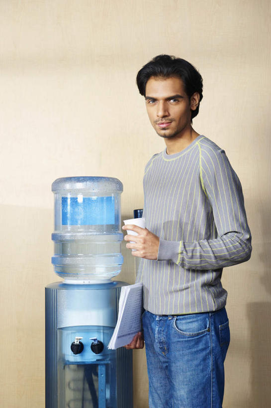 西方人,商务人士,商务男性,办公室,站,竖图,室内,白天,正面,衬衫,水,杯子,欧洲,欧洲人,握,套装,服装,材料,档案,电器,桶,文件,液体,纸,塑料,墙,拿,拿着,注视,休闲装,饮用水,墙壁,墙面,衣服,容器,手稿,水杯,塑料制品,资料,纯净水,矿泉水,观察,看,站着,休闲,休闲服,握着,服饰,观看,储藏,塑料桶,证明,察看,家电,家用电器,饮水机,储存,关注,桶装水,文档,商务装,工薪阶层,蒸馏水,白种人,白领,上班族,茶杯,站立,半身,彩图,衬衣,贮存