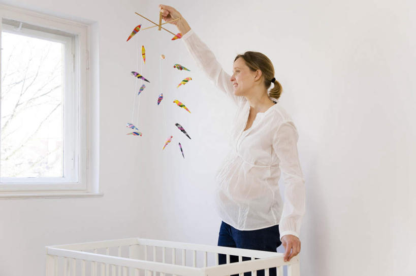 西方人,孕妇,一个人,站,举,横图,室内,白天,正面,游戏,安全,窗户,床,玩具,欧洲,欧洲人,仅一个女性,仅一个人,握,服装,墙,拿,玩,拿着,注视,休闲装,娱乐,玻璃窗,墙壁,墙面,一个,衣服,白色,观察,看,托,站着,仅一个中年女性,休闲,舒服,怀孕,休闲服,益智,握着,服饰,单人床,单个,婴儿用品,观看,活动,婴儿床,保护,察看,舒适,待产,发泄,关注,消遣,智力,宣泄,妊娠,准妈妈,女人,女性,中年女性,白种人,产妇,举起,举手,举着,玩耍,嬉戏,向上举,向上伸,向上托,站立,半身,彩图,转铃,婴儿玩具,挂铃,床头转铃,床铃