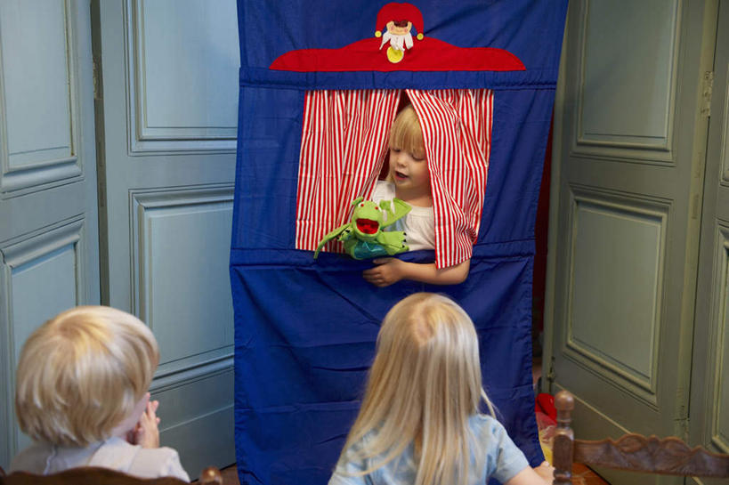 西方人,儿童,背部,三个人,家庭,站,坐,笑,微笑,露齿笑,横图,室外,白天,正面,纯洁,窗帘,椅子,欧洲,欧洲人,握,服装,装饰,墙,拿,拿着,注视,休闲装,墙壁,墙面,小孩,衣服,帘子,观察,看,站着,休闲,温暖,温馨,一家人,休闲服,遮阳,可爱,童年,童趣,握着,服饰,观看,华丽,修饰,点缀,和睦,察看,木偶,关注,童真,烂漫,无邪,衬托,美观,雅致,雅观,布袋木偶,木偶戏,掌上木偶,指头木偶,天真,男孩,男人,男性,女孩,女人,女性,白种人,站立,坐着,半身,彩图,融洽,男生,女生