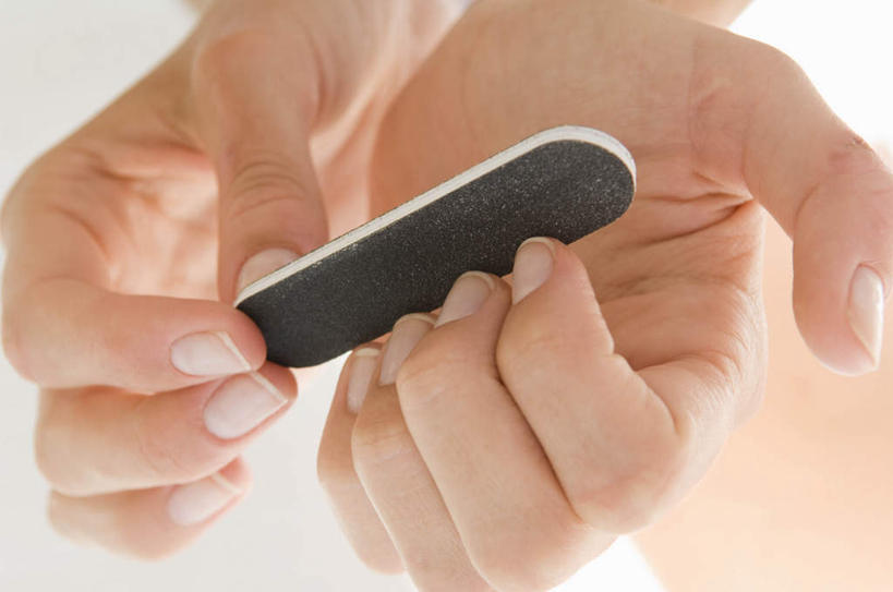 西方人,手,一个人,横图,室内,特写,白天,仰视,金属制品,欧洲,非洲,黑人,欧洲人,双手,仅一个年轻女性,仅一个女性,仅一个人,握,金属,工具,拿,拿着,手部,美甲,握着,锉刀,指甲锉,锉子,美甲工具,年轻女性,女人,女性,非洲人,半身,彩图,低角度拍摄