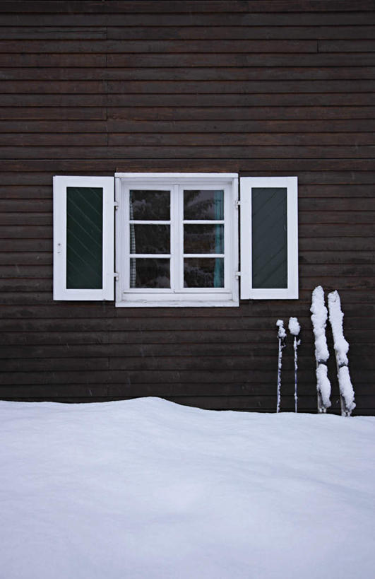 无人,家,竖图,室外,白天,正面,雪,大雪,窗户,工具,器材,房屋,墙,屋子,积雪,雪景,冬季,冬天,运动器械,楼房,玻璃窗,墙壁,墙面,住宅,器械,健身器械,寒冷,拐杖,滑雪板,滑雪鞋,滑雪杖,健身器材,滑雪装备,严寒,辅助设备,彩图,房子,运动器材