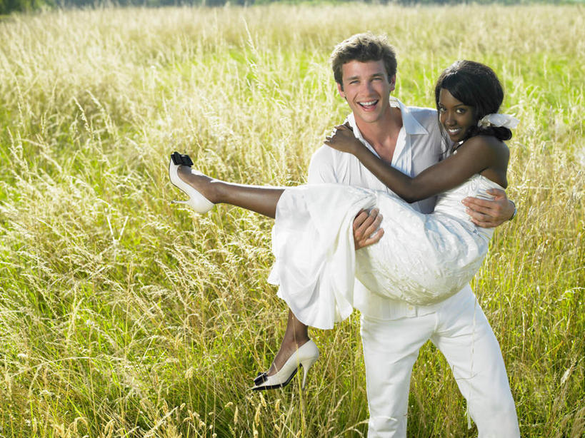 西方人,两个人,夫妻,新娘,新郎,站,笑,微笑,露齿笑,横图,室外,白天,正面,婚纱,衬衫,爱情,婚礼,快乐,草地,草坪,植物,欧洲,欧洲人,阴影,庆祝,光线,影子,结婚,浪漫,注视,草,绿色,白色,阳光,观察,看,站着,喜庆,恩爱,恋人,观看,纪念,察看,关注,新娘抱,公主抱,男人,男性,年轻男性,女人,女性,中年女性,白种人,夫妇,情侣,站立,半身,彩图,衬衣,婚礼服,礼服,高兴,伴侣