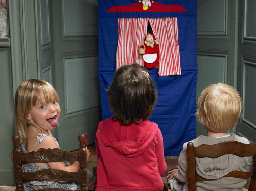 西方人,儿童,三个人,伙伴,朋友,坐,横图,室内,白天,友谊,纯洁,椅子,欧洲,欧洲人,服装,木椅,墙,扭头,注视,休闲装,吐舌头,墙壁,墙面,小孩,背面,衣服,观察,看,伸舌头,转头,休闲,鬼脸,同学,休闲服,吐舌,可爱,童年,童趣,服饰,观看,察看,木偶,校友,关注,童真,烂漫,无邪,同窗,学友,布袋木偶,木偶戏,掌上木偶,指头木偶,天真,友情,男孩,男人,男性,女孩,女人,女性,白种人,坐着,半身,彩图,男生,女生