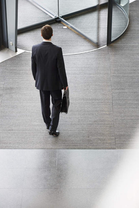 西方人,一个人,商务人士,商务男性,办公室,走,竖图,俯视,室内,白天,衬衫,门,欧洲,欧洲人,仅一个男性,仅一个人,仅一个中年男性,握,套装,包,瓷砖,地砖,公文包,地面,拿,拎,拿着,注视,门框,观察,看,握着,旋转门,公事包,观看,察看,关注,商务装,工薪阶层,男人,男性,中年男性,白种人,白领,上班族,步行,散步,走路,彩图,高角度拍摄,全身,衬衣,拎着