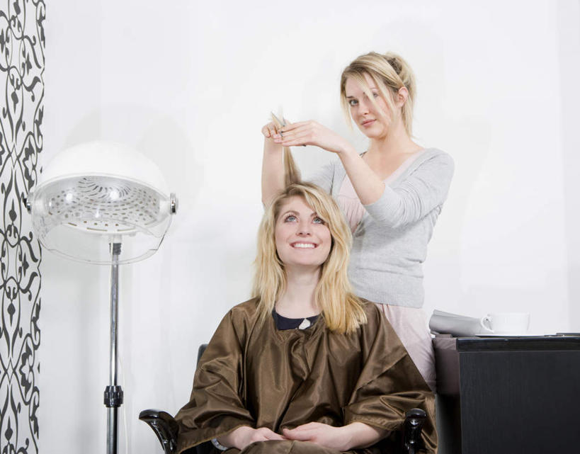 西方人,两个人,理发师,站,坐,举,笑,微笑,露齿笑,横图,室内,白天,正面,壁纸,椅子,纺织品,欧洲,欧洲人,一把,握,修剪,服装,装饰,工具,剪刀,毛毯,毯子,墙,拿,拿着,注视,休闲装,设备,顾客,墙壁,墙面,纺织,一个,衣服,垫子,观察,看,托,站着,休闲,温暖,休闲服,搭,握着,服饰,单个,观看,裁剪,华丽,修饰,点缀,察看,剪子,剪裁,切割,搭着,关注,烫发机,衬托,美观,雅致,雅观,美发工具,主顾,美发设备,年轻女性,女人,女性,白种人,墙纸,举起,举手,举着,向上举,向上伸,向上托,站立,坐着,半身,彩图