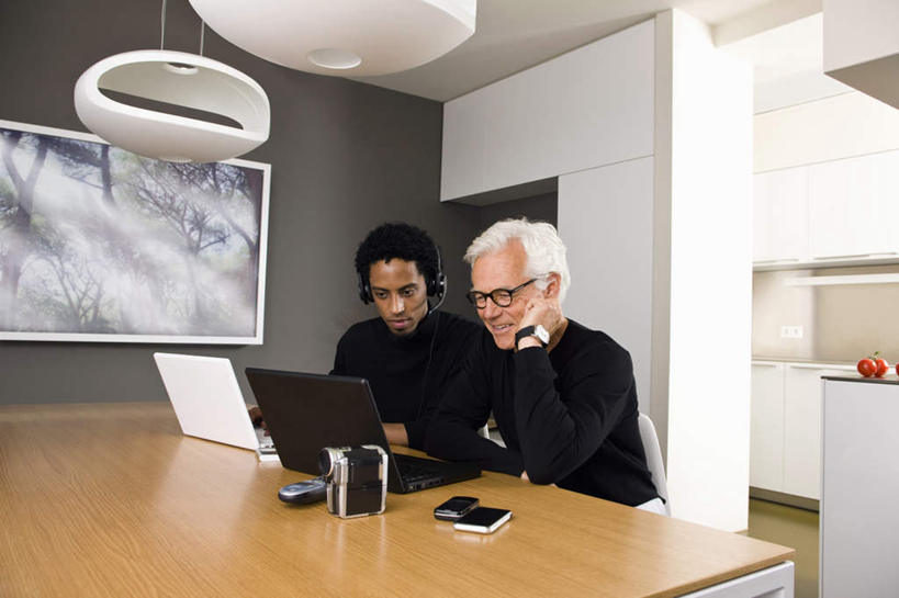 西方人,两个人,同事,商务人士,商务男性,办公室,坐,打电话,横图,室内,白天,正面,衬衫,成功,合作,团队,集体,信心,电脑,笔记本电脑,家具,桌子,电话,手机,照明,欧洲,非洲,黑人,欧洲人,撑,套装,服装,网络,眼镜,办公桌,灯光,摄像机,托腮,注视,休闲装,通讯设备,队伍,吊灯,灯,衣服,灯具,观察,看,托,休闲,休闲服,摄像,摄影,服饰,摄影机,观看,老花镜,照亮,察看,无线,领导,照明设备,成就,关注,托下巴,录像,通信设备,商务装,无线网络,合伙,领袖,无线上网,便携式电脑,工薪阶层,办公家具,远视眼镜,交流,手提电脑,老年男性,男人,男性,年轻男性,白种人,非洲人,白领,上班族,沟通,通话,坐着,半身,彩图,衬衣