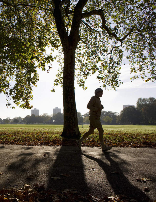 西方人,一个人,竖图,室外,白天,正面,锻炼,旅游,度假,运动,欧洲,欧洲人,仅一个男性,仅一个人,娱乐,仅一个年轻男性,享受,休闲,放松,室外运动,户外运动,男人,男性,年轻男性,白种人,彩图,全身,健身