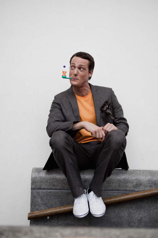 西方人,一个人,栏杆,坐,竖图,室内,白天,正面,游戏,玩具,欧洲,欧洲人,仅一个男性,仅一个人,仅一个中年男性,服装,墙,围栏,玩,注视,休闲装,娱乐,护栏,墙壁,墙面,衣服,白色,吹,观察,看,休闲,休闲服,益智,服饰,观看,活动,察看,发泄,关注,消遣,智力,玩具吹卷,宣泄,吹卷,男人,男性,中年男性,白种人,玩耍,嬉戏,坐着,彩图,全身