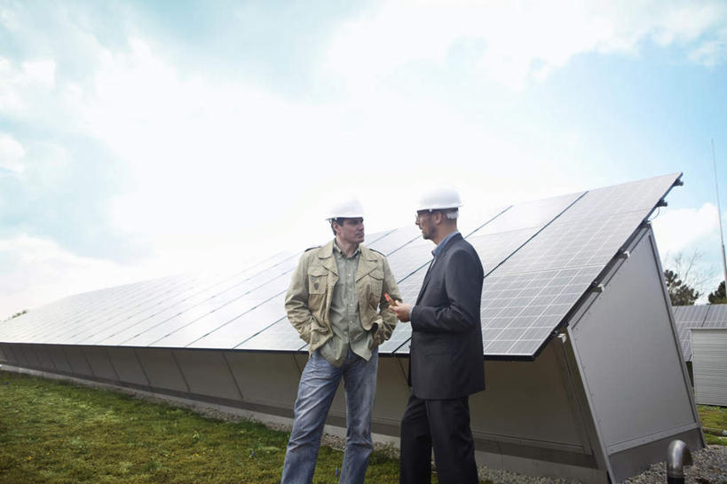 西方人,两个人,同事,商务人士,商务男性,站,说,横图,室外,白天,仰视,衬衫,讨论,成功,合作,团队,集体,信心,草地,草坪,植物,帽子,欧洲,欧洲人,阴影,套装,环保,电力,光线,头盔,影子,云,云朵,电能,云彩,注视,队伍,草,蓝色,绿色,白云,蓝天,天空,阳光,安全帽,天,观察,看,站着,能源,晴朗,观看,存储,回收,资源,察看,领导,双手插袋,成就,储存,关注,商务装,手插袋,合伙,领袖,蓄电池,利用,工薪阶层,低碳,循环,双手抄兜,双手放兜,干电池,蓄电,持续,太阳能电池,交流,男人,男性,中年男性,白种人,白领,上班族,晴空,插兜,沟通,讲话,交谈,两手抄兜,两手放兜,商讨,手插兜,手放口袋,说话,谈话,站立,半身,彩图,低角度拍摄,衬衣,电池,手抄兜