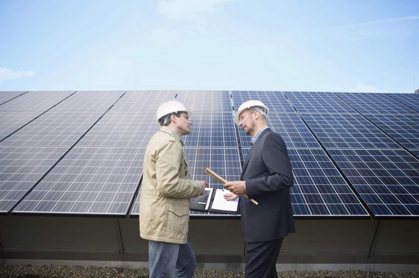 西方人,两个人,同事,商务人士,商务男性,站,说,横图,室外,白天,仰视,衬衫,讨论,成功,合作,团队,集体,信心,帽子,欧洲,欧洲人,阴影,套装,环保,电力,光线,头盔,影子,云,云朵,电能,云彩,注视,队伍,蓝色,白云,蓝天,天空,阳光,安全帽,天,观察,看,站着,能源,晴朗,观看,存储,回收,资源,察看,领导,双手插袋,成就,储存,关注,商务装,手插袋,合伙,领袖,蓄电池,利用,工薪阶层,低碳,循环,双手抄兜,双手放兜,干电池,蓄电,持续,太阳能电池,交流,男人,男性,中年男性,白种人,白领,上班族,晴空,插兜,沟通,讲话,交谈,两手抄兜,两手放兜,商讨,手插兜,手放口袋,说话,谈话,站立,半身,彩图,低角度拍摄,衬衣,电池,手抄兜