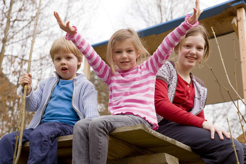 西方人,儿童,三个人,家庭,家,木屋,坐,举,伸展双臂,笑,微笑,露齿笑,横图,室外,白天,仰视,纯洁,植物,欧洲,欧洲人,服装,注视,休闲装,住宅,树,树木,小孩,衣服,绿色,自然,观察,看,托,休闲,温暖,温馨,一家人,休闲服,可爱,童年,童趣,服饰,生长,成长,观看,和睦,察看,关注,童真,烂漫,无邪,天真,男孩,男人,男性,女孩,女人,女性,白种人,敞开双臂,举起,举手,举着,伸开双臂,向上举,向上伸,向上托,展开双肩,张开手臂,张开双臂,坐着,半身,彩图,低角度拍摄,茅舍,茅屋,棚屋,小木屋,小屋,树屋,融洽,男生,女生