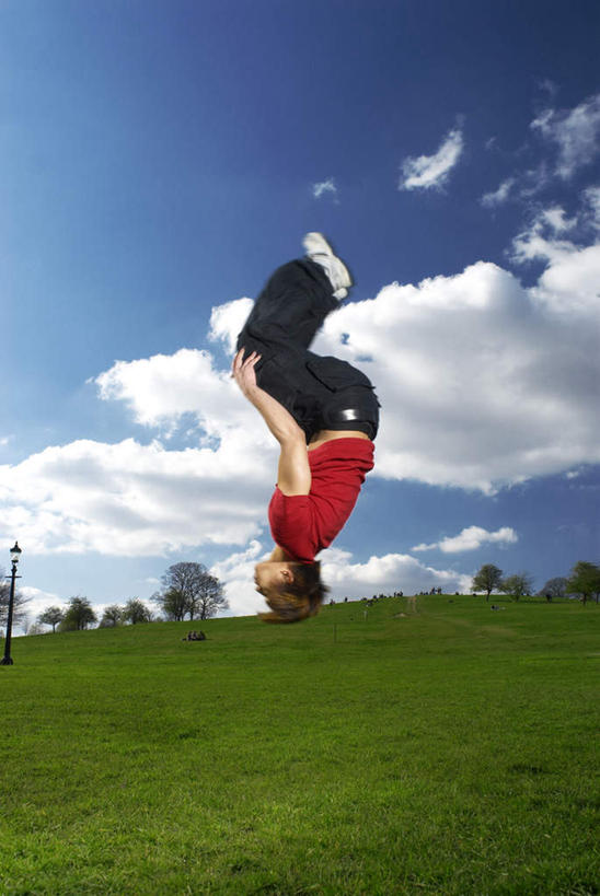 东方人,一个人,跳,竖图,室外,白天,侧面,锻炼,运动,草地,草坪,植物,亚洲,仅一个男性,仅一个人,翻,阴影,服装,光线,影子,云,云朵,滚,云彩,休闲装,黄种人,草,树,树木,仅一个年轻男性,衣服,红色,蓝色,绿色,白云,蓝天,天空,阳光,自然,天,休闲,休闲服,服饰,生长,晴朗,成长,翻跟斗,翻跟头,翻筋斗,体育,男人,男性,年轻男性,亚洲人,晴空,卧,彩图,全身,健身,转体
