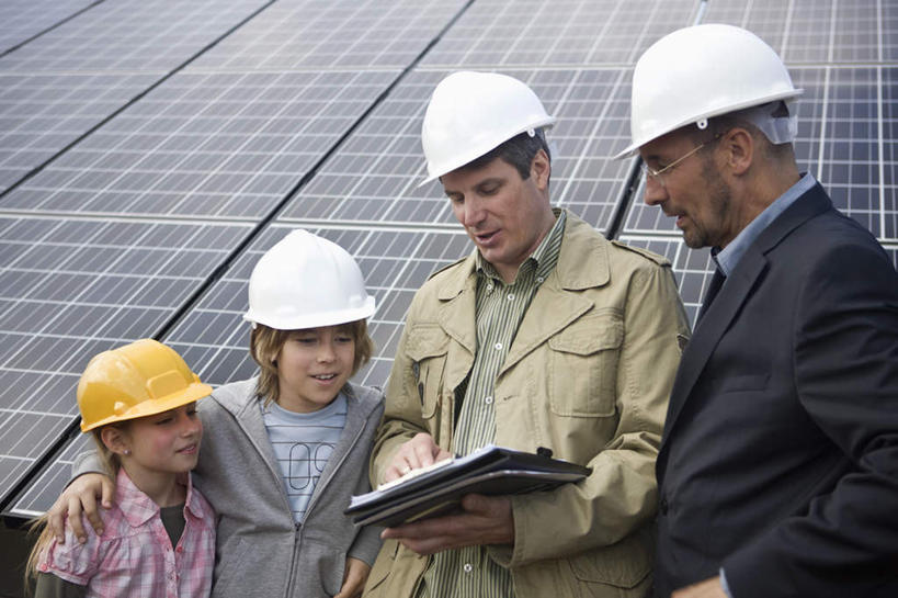 西方人,儿童,中年人,四个人,家庭,父亲,女儿,儿子,商务人士,商务男性,站,说,横图,室外,白天,正面,衬衫,讨论,纯洁,帽子,欧洲,欧洲人,一排,握,阴影,套装,环保,整齐,电力,光线,材料,档案,头盔,文件,影子,纸,电能,拿,拿着,注视,排列,小孩,阳光,安全帽,手稿,资料,观察,看,站着,温暖,温馨,父女,父子,一家人,父爱,可爱,童年,童趣,握着,能源,观看,证明,存储,回收,和睦,资源,察看,储存,队列,关注,文档,商务装,蓄电池,利用,工薪阶层,童真,低碳,烂漫,无邪,循环,干电池,蓄电,持续,太阳能电池,交流,天真,男孩,男人,男性,女孩,女人,女性,中年男性,白种人,孩子,白领,上班族,沟通,讲话,交谈,商讨,说话,谈话,站立,半身,彩图,衬衣,融洽,电池,男生,女生