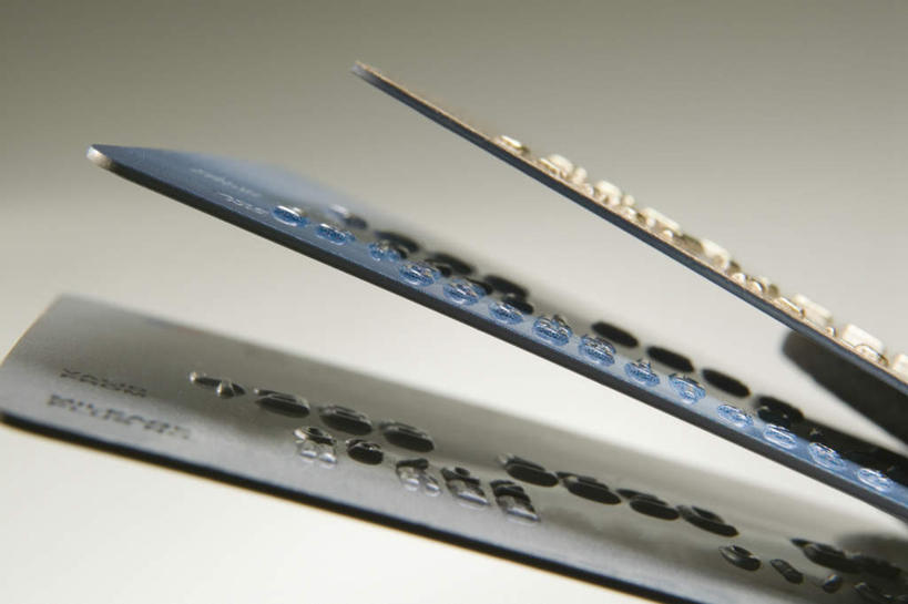 无人,横图,俯视,室内,特写,白天,白色背景,信用卡,静物,一排,阴影,整齐,反射,英文,标志,数字,文字,影子,字符,字母,三张,标识,排列,卡,储蓄卡,摄影,阿拉伯数字,影棚,英文字母,队列,银行卡,彩图,高角度拍摄,影棚拍摄,拍摄