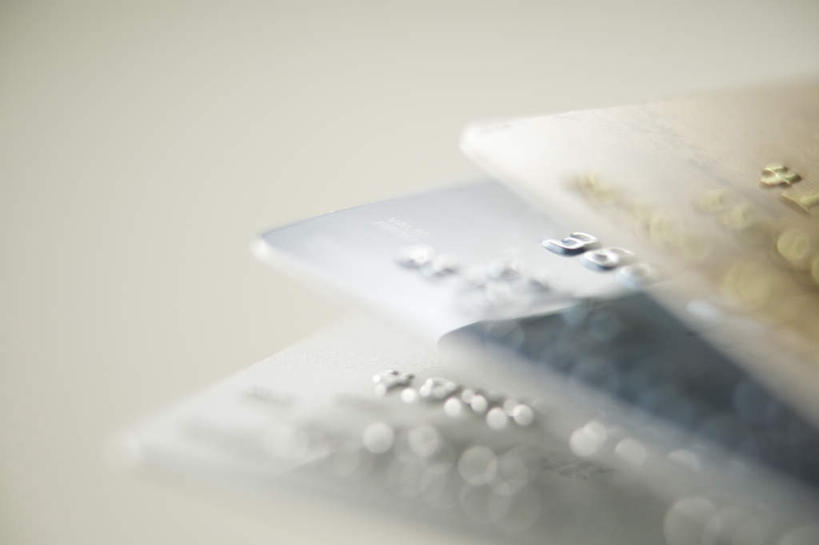 无人,横图,俯视,室内,特写,白天,白色背景,信用卡,静物,一排,阴影,朦胧,模糊,整齐,反射,英文,标志,数字,文字,影子,字符,字母,三张,标识,排列,卡,储蓄卡,摄影,阿拉伯数字,影棚,英文字母,队列,银行卡,彩图,高角度拍摄,影棚拍摄,拍摄