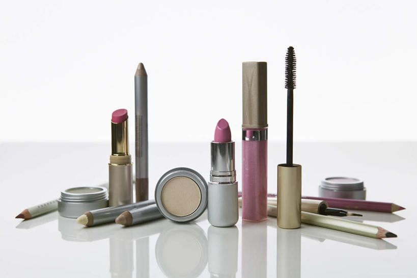 无人,横图,俯视,室内,特写,白天,白色背景,化妆,美容,时尚,桌子,静物,一排,许多,阴影,整齐,反射,粉饼,影子,很多,排列,彩妆,唇膏,粉扑,化妆品,口红,睫毛膏,眼线笔,摄影,影棚,修饰,美容工具,护肤品,化妆用品,队列,眼妆,护肤用品,遮盖,化妆工具,吸脂,唇线笔,睫毛液,唇棒,彩图,高角度拍摄,影棚拍摄,拍摄,防晒