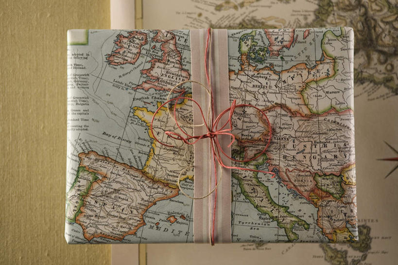 无人,横图,俯视,室内,特写,白天,旅游,探险,道路,地图,礼盒,礼物,阴影,装饰,反射,信息,丝绸,丝带,影子,纸盒,缎带,交通,方向,刺激,绸带,盒子,一个,包装盒,蝴蝶结,礼品盒,享受,休闲,礼品,单个,引导,指引,华丽,修饰,点缀,惊险,考察,衬托,美观,雅致,雅观,冒险,彩图,高角度拍摄,导航