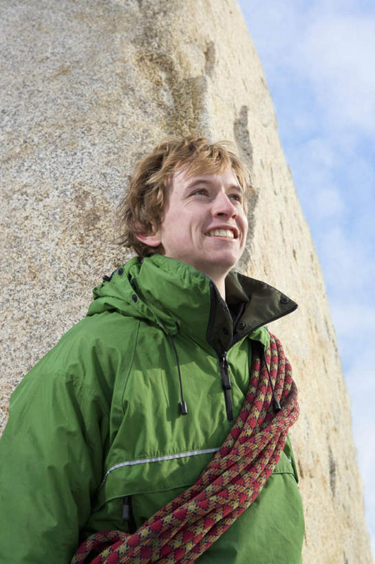 西方人,一个人,站,笑,微笑,露齿笑,竖图,室外,白天,正面,石头,欧洲,欧洲人,仅一个男性,仅一个人,阴影,服装,光线,石子,影子,云,云朵,云彩,注视,仅一个年轻男性,衣服,蓝色,白云,蓝天,天空,阳光,绳子,天,观察,看,站着,温暖,服饰,晴朗,观看,羽绒服,保暖,绳索,察看,御寒,关注,冬装,男人,男性,年轻男性,白种人,石块,岩石,晴空,抬头,仰头,站立,半身,彩图,登山绳,首绳,提升钢丝绳,提升绳,主绳