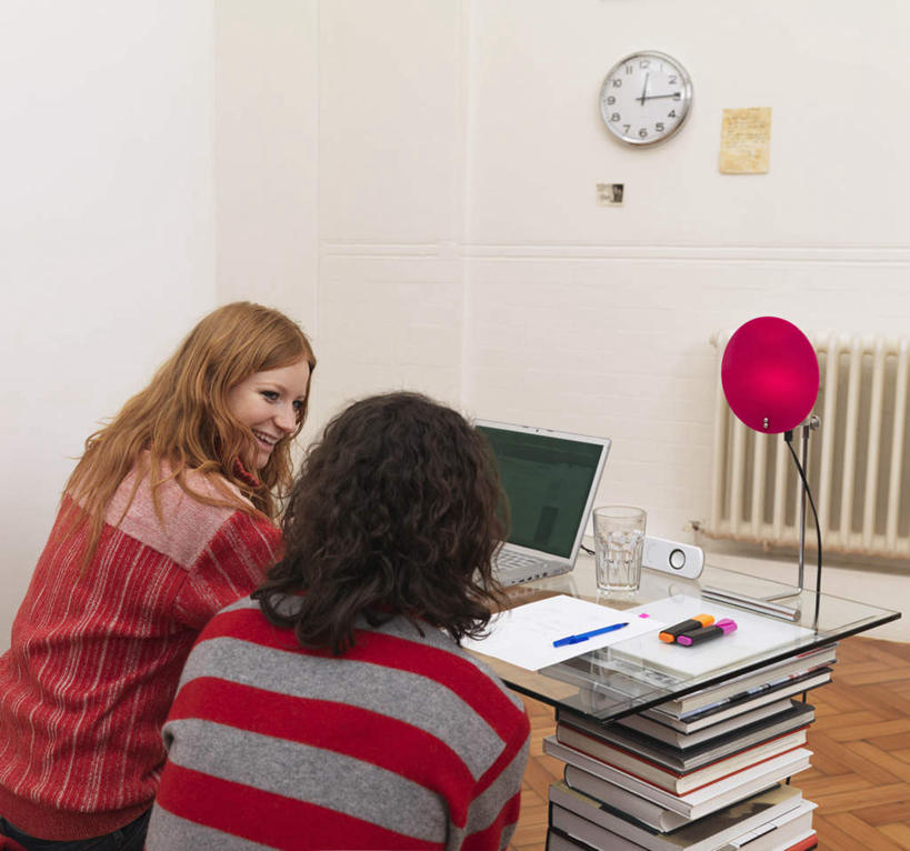 西方人,两个人,家庭,夫妻,坐,笑,微笑,露齿笑,横图,室内,白天,爱情,电脑,笔记本电脑,桌子,书籍,玻璃,照明,欧洲,欧洲人,一排,服装,整齐,时间,网络,笔,材料,档案,时钟,文件,纸,墙,灯光,办公用品,浪漫,计时,茶几,扭头,注视,休闲装,通讯设备,墙壁,墙面,玻璃制品,灯,文具,排列,背面,衣服,白色,手稿,学习用品,资料,灯具,挂钟,落地灯,钟表,观察,看,转头,休闲,温暖,温馨,一家人,休闲服,表,恩爱,恋人,服饰,观看,堆,保暖,文具用品,证明,照亮,和睦,察看,无线,御寒,照明设备,队列,关注,文档,通信设备,无线网络,无线上网,便携式电脑,电火桶,电暖器,电热膜电暖炉,木制型电暖炉,实木取暖器,手提电脑,男人,男性,年轻男性,年轻女性,女人,女性,白种人,年轻人,夫妇,情侣,书,图书,钟,坐着,半身,彩图,伴侣,融洽