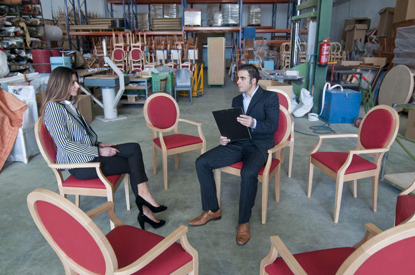 西方人,两个人,伙伴,朋友,商务人士,商务男性,商务女性,工厂,坐,说,横图,室内,白天,正面,高跟鞋,工作服,衬衫,制服,时尚,讨论,友谊,合作,团队,鞋子,椅子,欧洲,欧洲人,许多,握,套装,环保,时间,时钟,手表,木椅,垃圾桶,二郎腿,拿,计时,拿着,注视,容器,钟表,观察,看,表,战略,握着,能源,观看,储藏,垃圾箱,腕表,回收,资源,察看,储存,关注,时髦,商务装,记录板,利用,工薪阶层,低碳,记事板,循环,联合,合谋,工作制服,持续,时兴,交流,配合,协作,男人,男性,年轻女性,女人,女性,中年男性,白种人,白领,上班族,钟,沟通,讲话,交谈,商讨,说话,谈话,坐着,彩图,全身,衬衣,工作套服,工地,制造厂,贮存