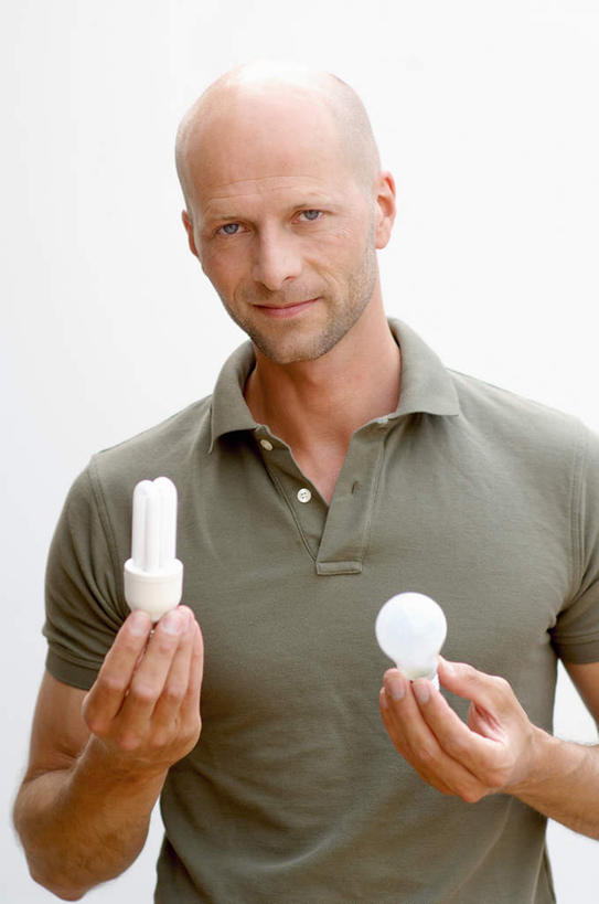 西方人,一个人,站,笑,微笑,竖图,室内,白天,白色背景,正面,节能,照明,欧洲,欧洲人,仅一个男性,仅一个人,仅一个中年男性,握,阴影,服装,环保,反射,灯泡,影子,拿,拿着,注视,休闲装,灯,节能灯,衣服,灯具,观察,看,站着,休闲,休闲服,握着,摄影,服饰,影棚,能源,观看,照亮,察看,关注,低碳,照明工具,荧光灯,U型,U型管节能灯,男人,男性,中年男性,白种人,站立,半身,彩图,影棚拍摄,拍摄