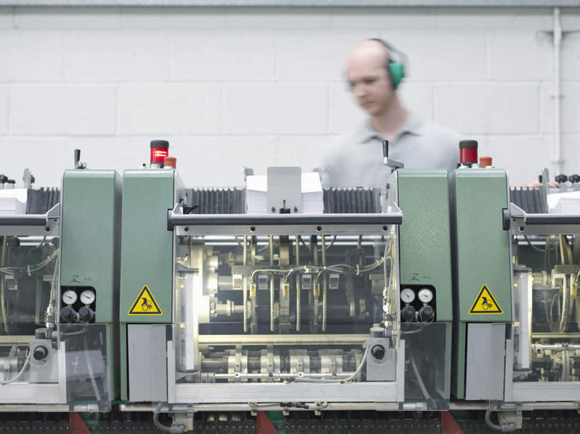 西方人,一个人,机修工,工厂,站,横图,室内,白天,正面,工作服,制服,打印机,欧洲,欧洲人,仅一个男性,仅一个人,仅一个中年男性,装饰,墙,办公用品,扭头,注视,墙壁,墙面,工人,白色,观察,看,站着,转头,温暖,耳罩,观看,保暖,华丽,办公设备,点缀,察看,御寒,关注,耳套,输出设备,衬托,美观,雅致,雅观,耳护,耳暖,工作制服,男人,男性,中年男性,白种人,机械师,机修工人,站立,半身,彩图,工作套服,工地,制造厂,打印