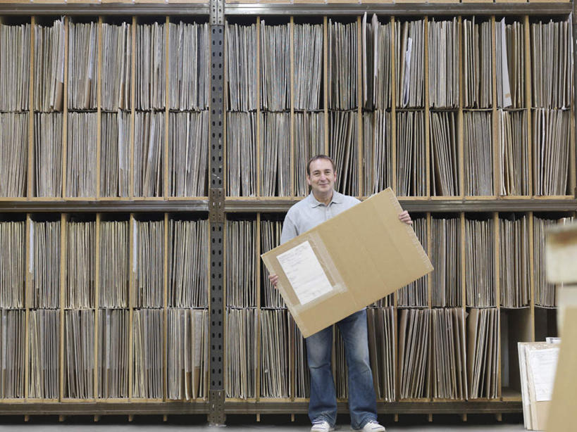 西方人,一个人,站,笑,微笑,露齿笑,横图,室内,白天,正面,柜子,欧洲,欧洲人,仅一个男性,仅一个人,仅一个中年男性,握,服装,包装,材料,档案,文件,纸箱,拿,拿着,注视,休闲装,衣服,容器,箱子,资料,观察,看,站着,休闲,休闲服,握着,服饰,观看,察看,档案室,关注,文档,纸板箱,档案柜,包装箱,男人,男性,中年男性,白种人,站立,彩图,全身