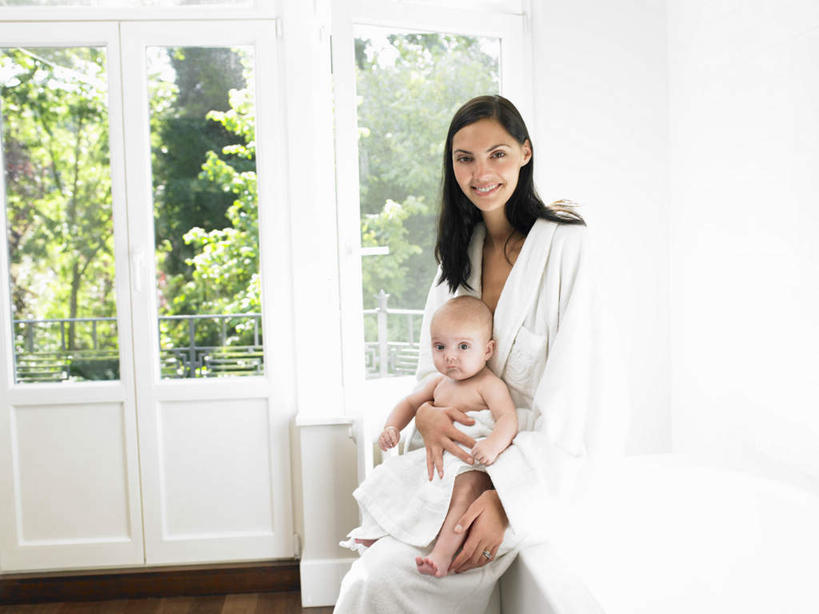 西方人,婴儿,儿童,腿部,脚,脚趾,脚趾甲,腿,两个人,家庭,母亲,坐,抱,笑,微笑,露齿笑,横图,室内,白天,正面,浴袍,纯洁,植物,地板,门,卫生间,浴室,欧洲,欧洲人,水龙头,墙,地面,注视,光脚,裸露,开关,木地板,墙壁,墙面,花洒,莲蓬头,树,树木,小孩,绿色,白色,自然,门框,浴缸,打开,观察,看,温暖,温馨,一家人,赤脚,可爱,母爱,童年,童趣,活泼,生长,成长,抱着,观看,保暖,阀门,和睦,察看,搂着,开启,御寒,关注,宝宝,裸,卫浴设备,童真,纯真,烂漫,无邪,喷雾头,水咀,母婴,水管装置,电火桶,电暖器,电热膜电暖炉,木制型电暖炉,实木取暖器,伶俐,天真,年轻女性,女人,女性,白种人,孩子,年轻人,脚指甲,淋浴房,搂,搂抱,坐着,半身,彩图,汤帷子,浴衣,冲凉房,沐浴间,沐浴室,融洽