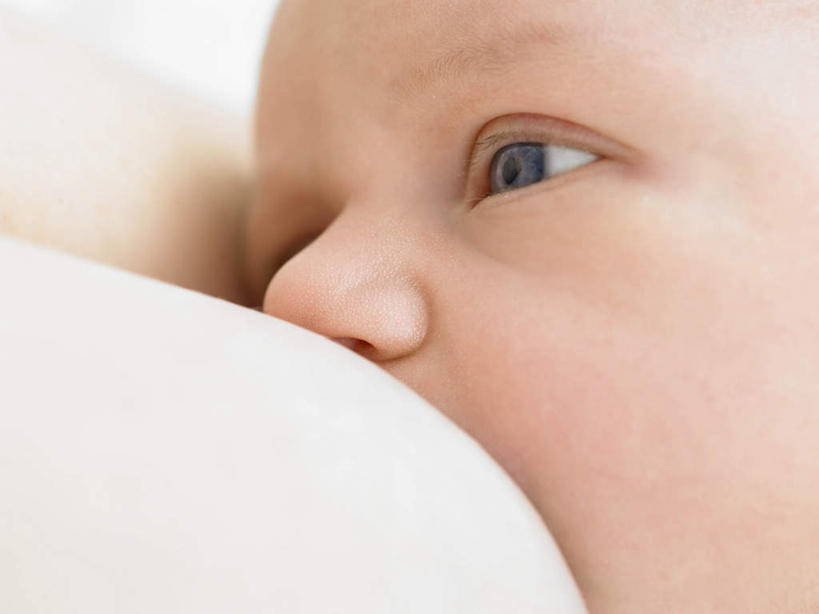 西方人,婴儿,儿童,脸,头,眼睛,脸颊,眉毛,睫毛,胸,两个人,家庭,母亲,横图,室内,特写,白天,正面,纯洁,欧洲,欧洲人,瞳孔,咬,阴影,朦胧,模糊,反射,影子,注视,小孩,灰色,观察,看,温暖,温馨,一家人,可爱,母爱,童年,童趣,眼部,活泼,观看,喂奶,咬着,和睦,察看,关注,宝宝,童真,纯真,烂漫,无邪,母婴,伶俐,天真,年轻女性,女人,女性,白种人,孩子,年轻人,头部,胸部,睫,脸部,脸蛋,眉,面部,眼,眼睫毛,眼眉,半身,彩图,融洽,眼眉毛