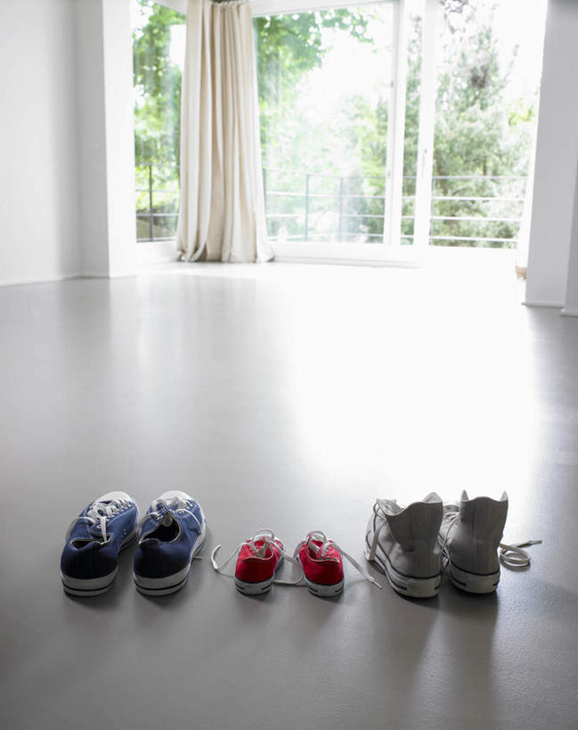 无人,竖图,俯视,室内,白天,运动鞋,窗户,窗帘,落地窗,鞋子,三双,一排,阴影,整齐,装饰,反射,影子,墙,地面,玻璃窗,墙壁,墙面,排列,白色,帘子,遮阳,休闲鞋,华丽,修饰,点缀,队列,衬托,美观,雅致,雅观,彩图,高角度拍摄