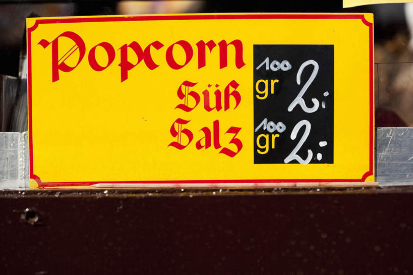 无人,横图,室内,特写,白天,正面,阴影,朦胧,模糊,反射,英文,标签,标志,文字,影子,字符,字母,标识,英文字母,阿拉伯文,阿拉伯语,阿拉伯字母,彩图