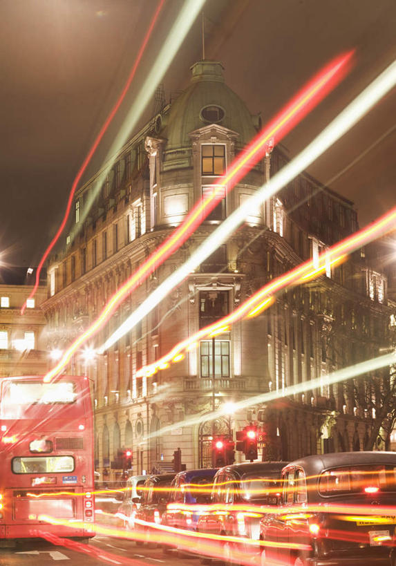 无人,家,竖图,室外,夜晚,长时间曝光,仰视,度假,安全,美景,城市风光,城市,道路,路,夜景,公路,公共汽车,汽车,英国,欧洲,伦敦,房屋,屋子,景观,红绿灯,巴士,信号灯,公交车,交通,首都,娱乐,楼房,双层巴士,住宅,车,交通工具,轿车,享受,休闲,景色,放松,警示,西欧,提示,载具,大不列颠,曝光,流通,交通信号灯,大不列颠及北爱尔兰联合王国,行人信号灯,大不列颠联合王国,日不落英帝国,双层公共汽车,雾都,马路,彩图,低角度拍摄,房子