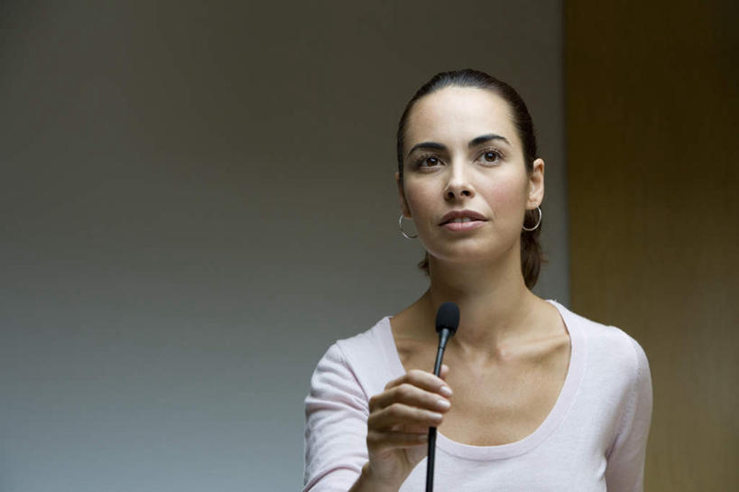 西方人,一个人,商务人士,商务女性,站,说,横图,室内,白天,正面,讨论,欧洲,欧洲人,仅一个女性,仅一个人,握,阴影,套装,反射,影子,注视,话筒,观察,看,演讲,站着,仅一个中年女性,握着,报告,观看,察看,麦克风,演说,关注,扩音器,商务装,宣传,传声器,工薪阶层,微音器,鼓动,讲演,交流,女人,女性,中年女性,白种人,白领,上班族,沟通,讲话,交谈,商讨,说话,谈话,站立,半身,彩图