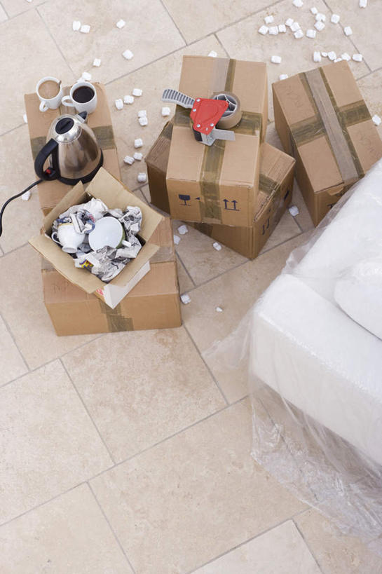 无人,客厅,竖图,俯视,室内,白天,沙发,杯子,一堆,许多,阴影,堆叠,堆积,反射,瓷器,壶,影子,纸盒,咖啡杯,陶瓷制品,盒子,水壶,包装盒,茶壶,容器,堆,搬家,迁移,起居室,瓷杯,布艺沙发,迁居,乔迁,搬迁,客堂,彩图,高角度拍摄