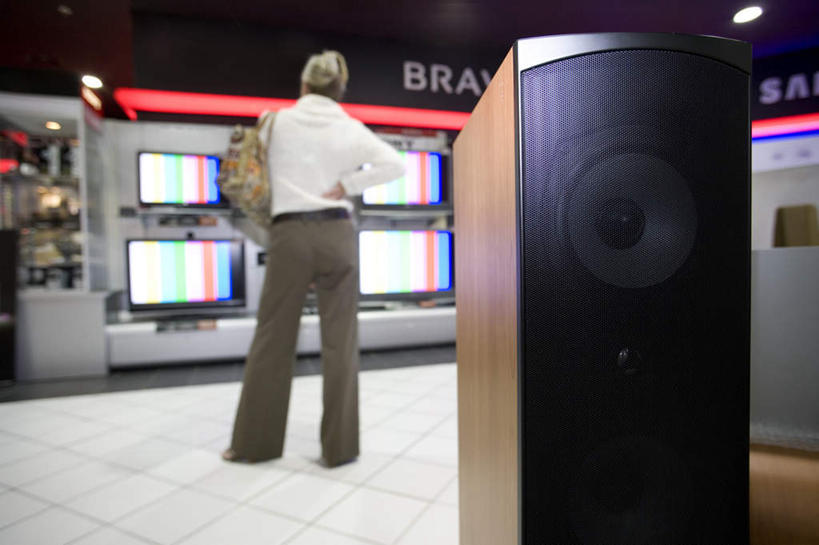 西方人,一个人,商店,站,横图,室内,白天,电视,欧洲,欧洲人,仅一个女性,仅一个人,阴影,服装,反射,英文,包,标志,皮包,文字,影子,字符,字母,休闲装,标识,商铺,手叉腰,背面,衣服,叉腰,站着,仅一个中年女性,休闲,休闲服,服饰,英文字母,单肩包,挑选,彩电,选择,彩色电视机,显像管屏,显像管屏幕,市肆,商号,采选,遴选,筛选,挑拣,挑撰,女人,女性,中年女性,白种人,电视机,站立,彩图,全身,店铺,家居店,家居生活馆,家具店,居家生活馆