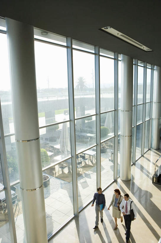 西方人,同事,商务人士,商务男性,商务女性,机场,走,拉,竖图,俯视,室内,白天,衬衫,成功,合作,团队,集体,信心,窗户,落地窗,飞机场,欧洲,欧洲人,阴影,套装,反射,包,公文包,拉杆箱,旅行箱,影子,队伍,玻璃窗,行李箱,箱子,拖,公事包,出差,领导,成就,商务装,合伙,领袖,工薪阶层,男人,男性,年轻男性,女人,女性,中年男性,中年女性,白种人,白领,上班族,航空站,空港,步行,散步,走路,彩图,高角度拍摄,全身,衬衣,旅行